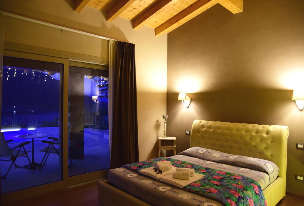 Agriturismo Le Fontane Sale Marasino Habitación foto